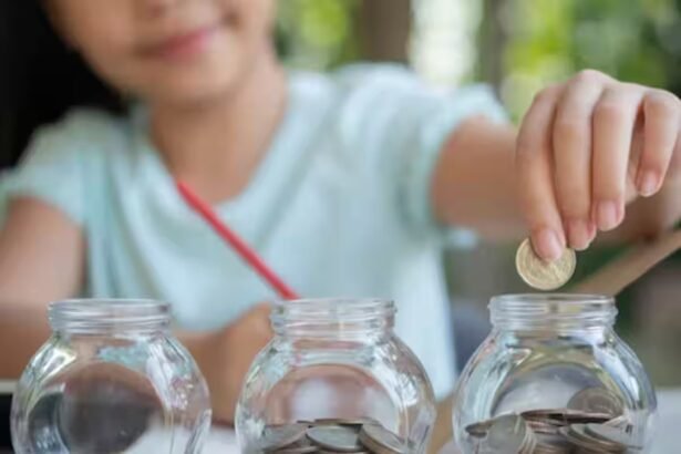 बच्चों के लिए वित्तीय योजना और भविष्य सुरक्षित करने के लिए चिल्ड्रन्स म्यूचुअल फंड में निवेश करती माँ-बाप