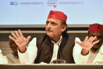 अखिलेश यादव प्रेस कॉन्फ्रेंस में, BJP पर वोट कटौती और चुनाव आयोग की निष्पक्षता पर आरोप लगाते हुए