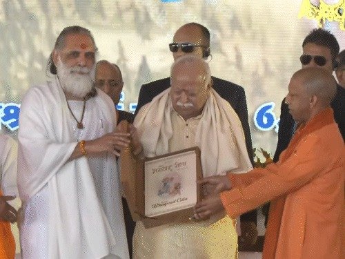 जनेश्वर मिश्र पार्क, लखनऊ में दिव्य गीता प्रेरणा महोत्सव के मंच पर RSS प्रमुख मोहन भागवत और यूपी के मुख्यमंत्री योगी आदित्यनाथ दीप प्रज्वलित करते हुए।