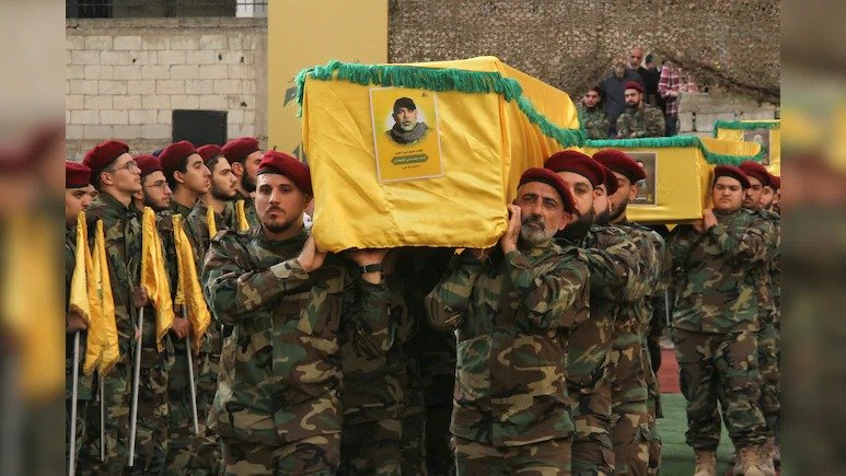 बेरूत में इज़राइली हवाई हमले के बाद क्षतिग्रस्त इमारतें और मौके पर मौजूद सुरक्षा बल।