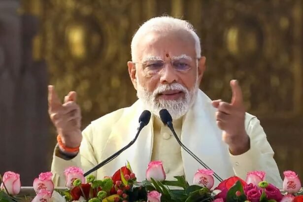 अयोध्या में प्रधानमंत्री का संबोधन, उनके पीछे राम मंदिर और बड़ी संख्या में उपस्थित श्रद्धालु।