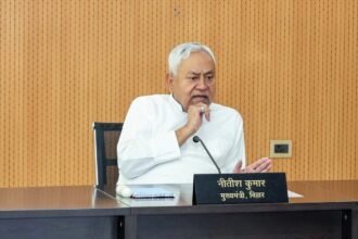 बिहार कैबिनेट बैठक में मुख्यमंत्री और मंत्री AI मिशन, चीनी मिल और नए टाउनशिप योजनाओं पर चर्चा करते हुए