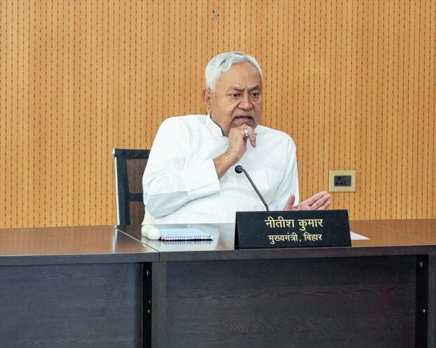 बिहार कैबिनेट बैठक में मुख्यमंत्री और मंत्री AI मिशन, चीनी मिल और नए टाउनशिप योजनाओं पर चर्चा करते हुए