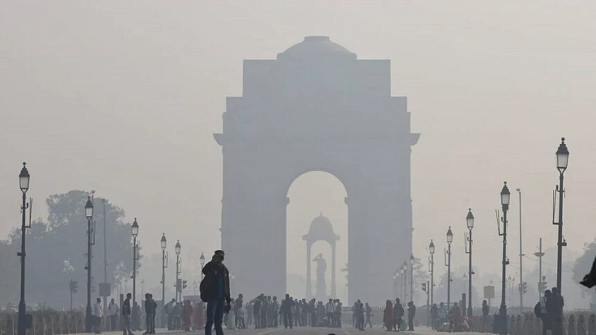 दिल्ली में सरकारी और निजी कार्यालय में आधा स्टाफ वर्क-फ्रॉम-होम कर रहा है, कर्मचारी मास्क पहनकर प्रदूषण से बचाव करते हुए