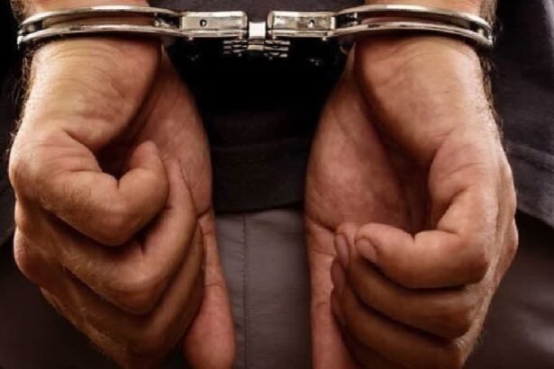 लखनऊ में CBI द्वारा फर्जी कॉल सेंटर पर छापा, लैपटॉप और नकदी बरामद करते अधिकारी