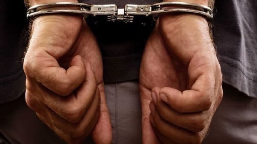 लखनऊ में CBI द्वारा फर्जी कॉल सेंटर पर छापा, लैपटॉप और नकदी बरामद करते अधिकारी