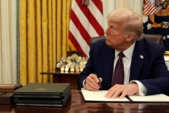 अमेरिकी राष्ट्रपति AI प्रोजेक्ट जेनेसिस मिशन पर कार्यकारी आदेश पर हस्ताक्षर करते हुए