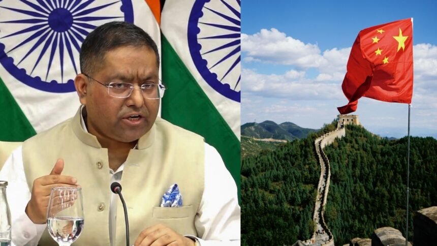 भारत के विदेश मंत्रालय की प्रेस ब्रीफिंग का दृश्य, जिसमें प्रवक्ता अरुणाचल प्रदेश पर चीन के दावे को लेकर आधिकारिक बयान दे रहे हैं। बैकग्राउंड में भारत का ध्वज और MEA का प्रतीक चिन्ह दिखाई दे रहा है