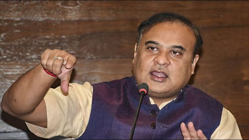 असम विधानसभा के भीतर बैठे मंत्री और विधायक, बहुविवाह रोकने वाले विधेयक पर चर्चा करते हुए दिखाई दे रहे हैं। सामने मुख्यमंत्री हिमंत बिस्वा सरमा दस्तावेज़ प्रस्तुत कर रहे हैं।