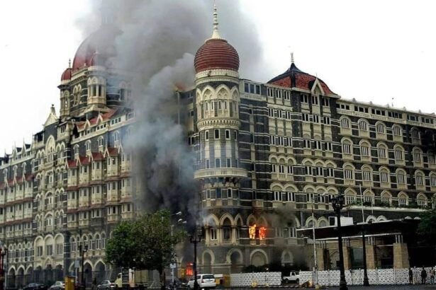 मुंबई में 26/11 हमले के निशान और सुरक्षा बलों की बहादुरी की याद में तुकाराम ओम्बले की प्रतिमा, लियोपोल्ड कैफे और नरीमन हाउस की गोलियों की निशानियां।