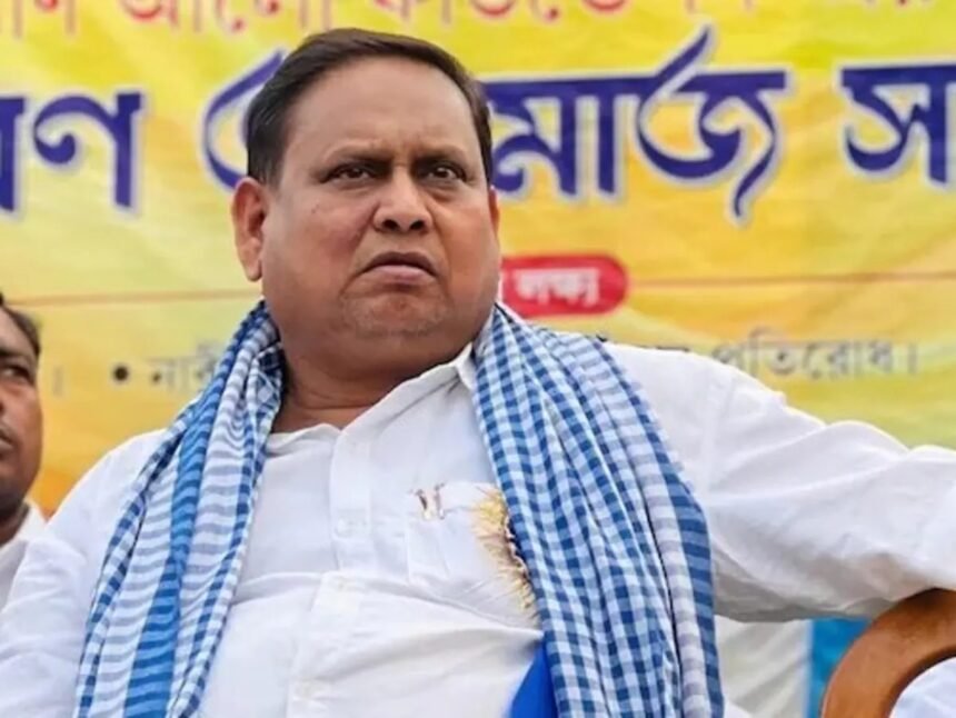 मुर्शिदाबाद में बाबरी मस्जिद के शिलान्यास के पोस्टर के सामने खड़े तृणमूल कांग्रेस विधायक हुमायूँ कबीर, पोस्टर पर आयोजन तिथि और नाम लिखा हुआ है।