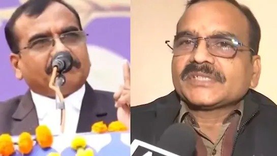 मध्य प्रदेश के IAS अधिकारी संतोष वर्मा माइक पर बोलते हुए, उनके पीछे लोग बैठे हुए हैं।