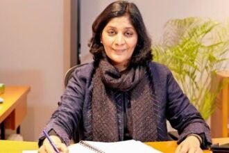 कार्यालय में दस्तावेज़ों पर कार्य करती एक महिला अधिकारी, आर्थिक आंकड़ों के आधुनिकीकरण पर चर्चा के संदर्भ में।