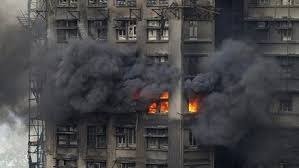 हांगकांग टावर में आग के कारण धुएँ और क्षतिग्रस्त बालकनियाँ।