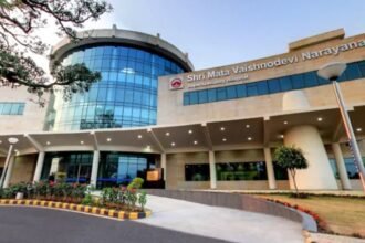 श्री माता वैष्णो देवी मेडिकल कॉलेज का मुख्य भवन, जहां इस साल मुस्लिम छात्रों के दाखिले को लेकर विवाद हुआ है। नीट परीक्षा परिणाम और मेरिट सूची के आधार पर प्रवेश प्रक्रिया दिखाई दे रही है।