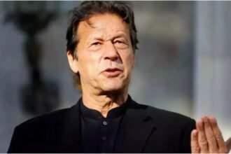 इमरान खान का फोटो, अडियाला जेल के बाहर समर्थक और पुलिस, पाकिस्तान में सोशल मीडिया पर मौत की अफवाह के दौरान।