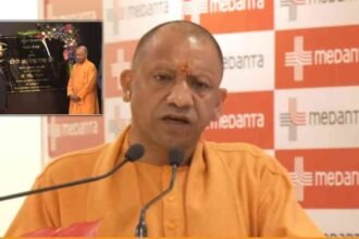 "मुख्यमंत्री योगी आदित्यनाथ Medanta सुपर स्पेशलिटी हॉस्पिटल, नोएडा का उद्घाटन करते हुए। अस्पताल परिसर और सुरक्षा व्यवस्था दिखाई दे रही है
