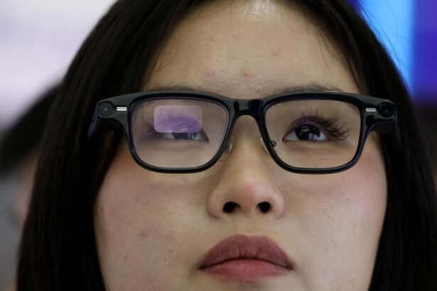 अलीबाबा की नई Quark AI स्मार्ट ग्लासेस का स्टाइलिश फ्रंट व्यू, जिसमें एआई फीचर्स और इंटरैक्टिव डिस्प्ले दिख रहा है।