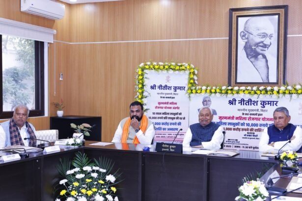 बिहार की महिला रोजगार योजना के तहत खुश महिलाएं, जिनके बैंक खातों में 10,000 रुपये जमा हुए।