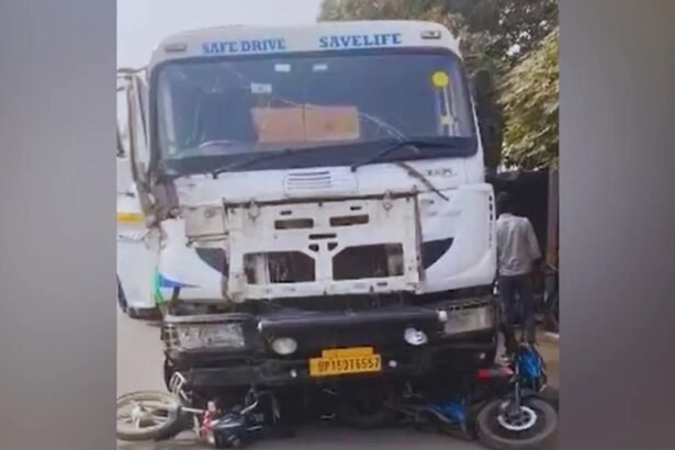 मोतिहारी के कोटवा मोड़ पर 22 टायर वाले ट्रक से हुए सड़क हादसे का दृश्य, मौके पर घायल और जुटी भीड़।