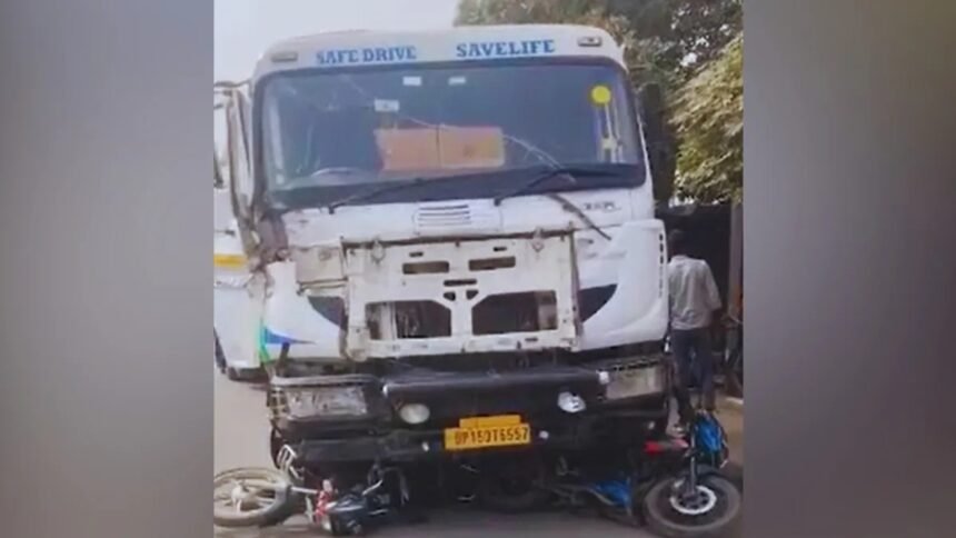मोतिहारी के कोटवा मोड़ पर 22 टायर वाले ट्रक से हुए सड़क हादसे का दृश्य, मौके पर घायल और जुटी भीड़।