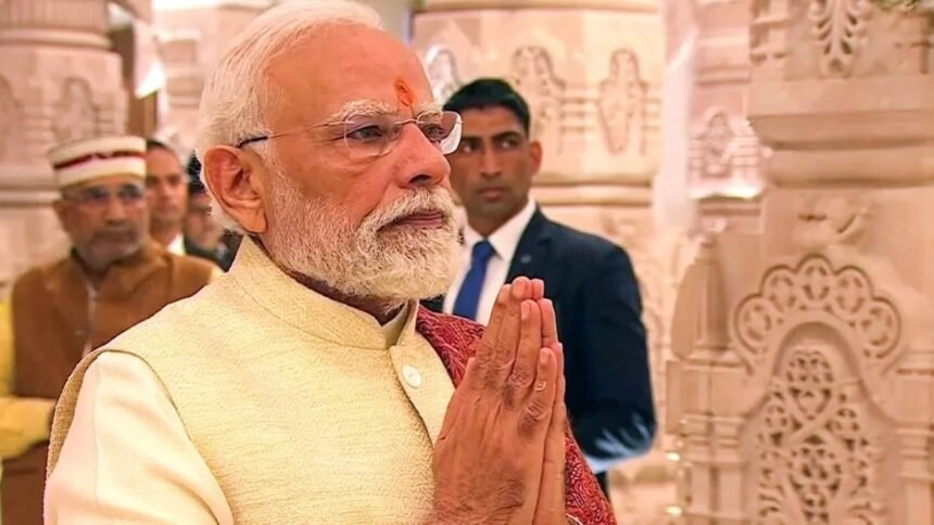 प्रधानमंत्री नरेंद्र मोदी उडुपी में गीता पाठ में भाग लेते हुए और गोवा में 77 फीट ऊँची भगवान राम की प्रतिमा का अनावरण करते हुए।