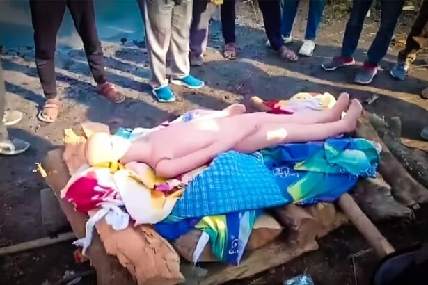 गढ़मुक्तेश्वर ब्रजघाट पर चार युवक कार से लाए प्लास्टिक पुतले का नाटक करते हुए अंतिम संस्कार का दृश्य, पुलिस जांच करती हुई।