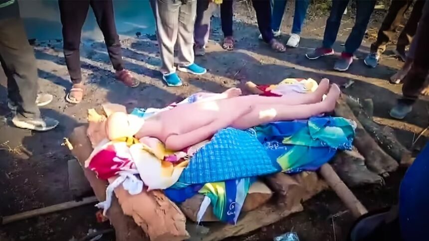 गढ़मुक्तेश्वर ब्रजघाट पर चार युवक कार से लाए प्लास्टिक पुतले का नाटक करते हुए अंतिम संस्कार का दृश्य, पुलिस जांच करती हुई।