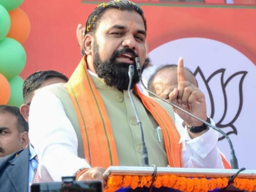 बिहार में डिप्टी सीएम सम्राट चौधरी माइक पर भाषण देते हुए, सामने मीडिया और सुरक्षा अधिकारी खड़े हैं। पृष्ठभूमि में राज्य की कानून व्यवस्था को मजबूत करने के लिए अभियान की झलक।