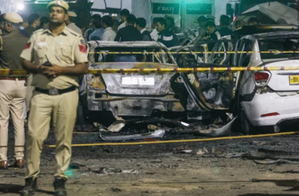 दिल्ली पुलिस लाल किला धमाके की जांच करती हुई, पाकिस्तान–तुर्की कनेक्शन की जांच और विदेशी MBBS छात्रों की जानकारी जुटाते अधिकारी।