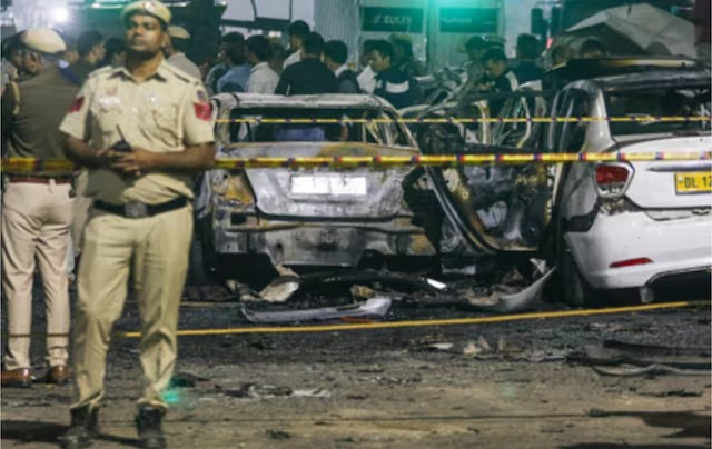 दिल्ली पुलिस लाल किला धमाके की जांच करती हुई, पाकिस्तान–तुर्की कनेक्शन की जांच और विदेशी MBBS छात्रों की जानकारी जुटाते अधिकारी।