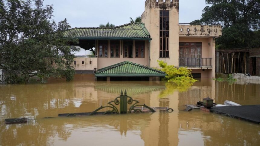 श्रीलंका में चक्रवात डिट्वाह से भारी तबाही, 159 मौतें, लाखों प्रभावित; भारत ने राहत सामग्री भेजी।