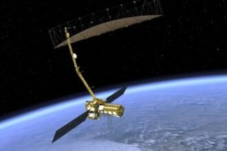 निसार सैटेलाइट का 12 मीटर व्यास वाला एंटीना अंतरिक्ष में सफलतापूर्वक तैनात होता हुआ।