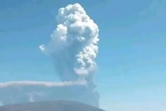 इथियोपिया के हायली गुब्बी ज्वालामुखी से उठता घना राख का बादल आसमान में ऊँचाई तक फैलता हुआ।