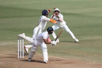 ट्रिस्टन स्टब्स 94 रन बनाते हुए दक्षिण अफ़्रीका की पारी में बल्ले से दम दिखा रहे हैं, भारत के बल्लेबाज़ों पर दबाव बना हुआ है।