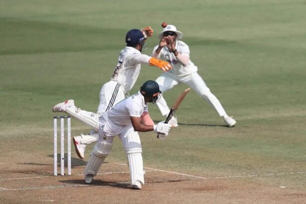 ट्रिस्टन स्टब्स 94 रन बनाते हुए दक्षिण अफ़्रीका की पारी में बल्ले से दम दिखा रहे हैं, भारत के बल्लेबाज़ों पर दबाव बना हुआ है।