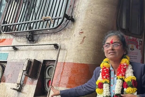 एशिया की पहली महिला लोको पायलट सुरेखा यादव ट्रेन के इंजन के केबिन में यूनिफॉर्म पहने बैठी हैं