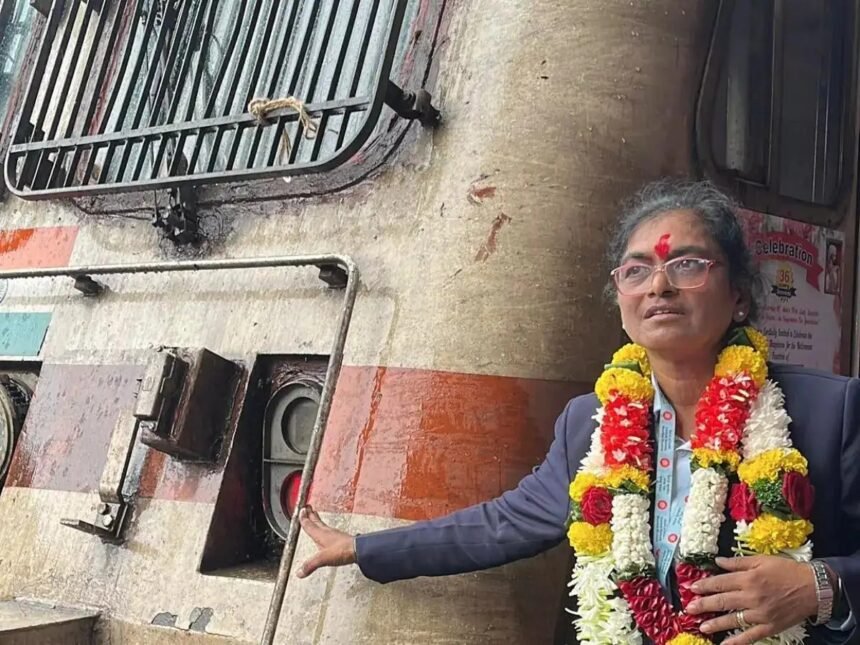 एशिया की पहली महिला लोको पायलट सुरेखा यादव ट्रेन के इंजन के केबिन में यूनिफॉर्म पहने बैठी हैं