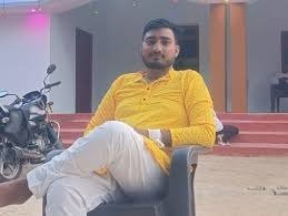 लखनऊ के एक सड़क दृश्य में पुलिस अधिकारी घटनास्थल पर जांच कर रहे हैं, जबकि आसपास के लोग घटनास्थल को देख रहे हैं।