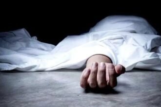 उत्तर प्रदेश झांसी में डालचंद ने पत्नी के प्रेम संबंध से आहत होकर आत्महत्या की। अस्पताल में भर्ती और वीडियो संदेश बनाते हुए दिखाई दे रहे हैं।