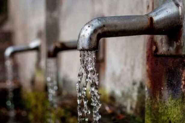 इंदौर के भगीरथपुरा इलाके में दूषित पानी पीने के बाद प्रभावित मरीजों का इलाज अस्पताल में किया जा रहा है