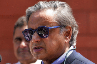 कांग्रेस नेता शशि थरूर और दिग्विजय सिंह पार्टी संगठन और अनुशासन पर बयान देते हुए