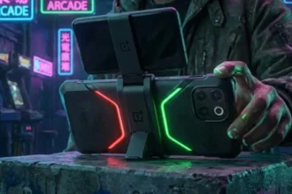 वनप्लस (OnePlus) स्मार्टफोन का लोगो और ब्रांडिंग, जिसके साथ 'Turbo' शब्द या एक गतिमान ग्राफिकल एलिमेंट जुड़ा हुआ है, जो तेज़ प्रदर्शन और गेमिंग पर फोकस को दर्शाता है।