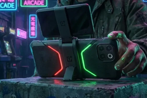 वनप्लस (OnePlus) स्मार्टफोन का लोगो और ब्रांडिंग, जिसके साथ 'Turbo' शब्द या एक गतिमान ग्राफिकल एलिमेंट जुड़ा हुआ है, जो तेज़ प्रदर्शन और गेमिंग पर फोकस को दर्शाता है।