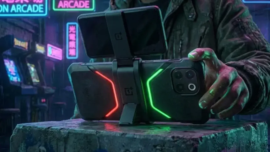 वनप्लस (OnePlus) स्मार्टफोन का लोगो और ब्रांडिंग, जिसके साथ 'Turbo' शब्द या एक गतिमान ग्राफिकल एलिमेंट जुड़ा हुआ है, जो तेज़ प्रदर्शन और गेमिंग पर फोकस को दर्शाता है।