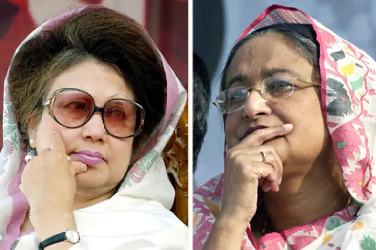 बांग्लादेश की पूर्व प्रधानमंत्री खालिदा जिया और शेख हसीना की तस्वीर, तीन दशक की महिला नेतृत्व वाली राजनीति का अंत दर्शाती हुई