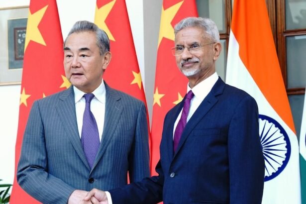 भारत-पाकिस्तान युद्धविराम पर चर्चा करते हुए DGMO के अधिकारी, चीन की मध्यस्थता दावे को भारत ने खारिज किया