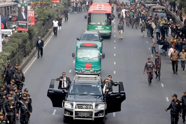 खालिदा जिया की अंतिम नमाज और श्रद्धांजलि देने के लिए ढाका में जुटी भीड़