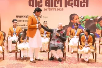 प्रधानमंत्री राष्ट्रीय बाल पुरस्कार मिलने के बाद प्रधानमंत्री नरेंद्र मोदी से मिलते हुए युवा क्रिकेटर वैभव सूर्यवंशी।