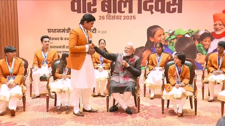 प्रधानमंत्री राष्ट्रीय बाल पुरस्कार मिलने के बाद प्रधानमंत्री नरेंद्र मोदी से मिलते हुए युवा क्रिकेटर वैभव सूर्यवंशी।